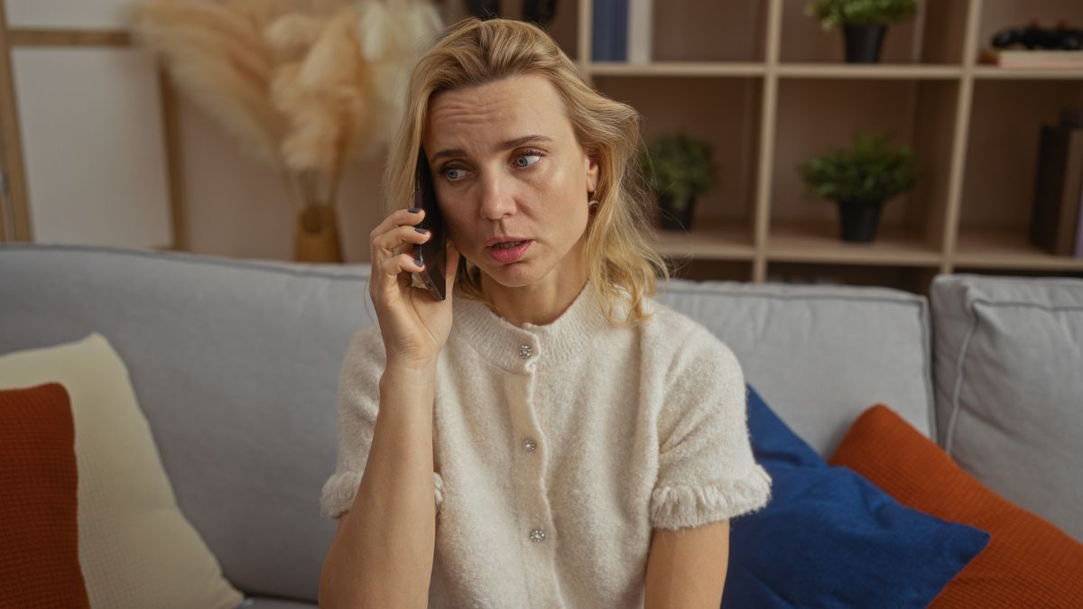 FEMME-AU-TELEPHONE.jpg