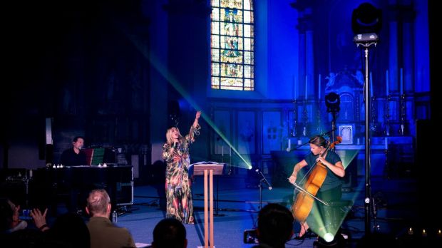 Julie Zenatti : “Quand je pousse la porte d'une église, je ne me sens jamais seule”