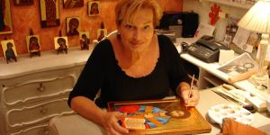 Des icônes aux santons sur galet, l’univers tout en douceur de Martine Gaussen