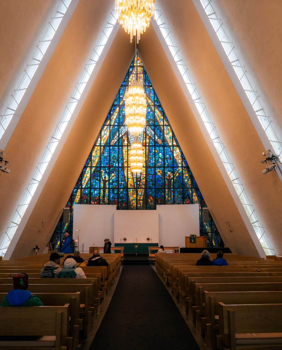 {"rendered":"\u00c0 Troms\u00f8, cette cath\u00e9drale qui veille au-del\u00e0 du Cercle polaire"}