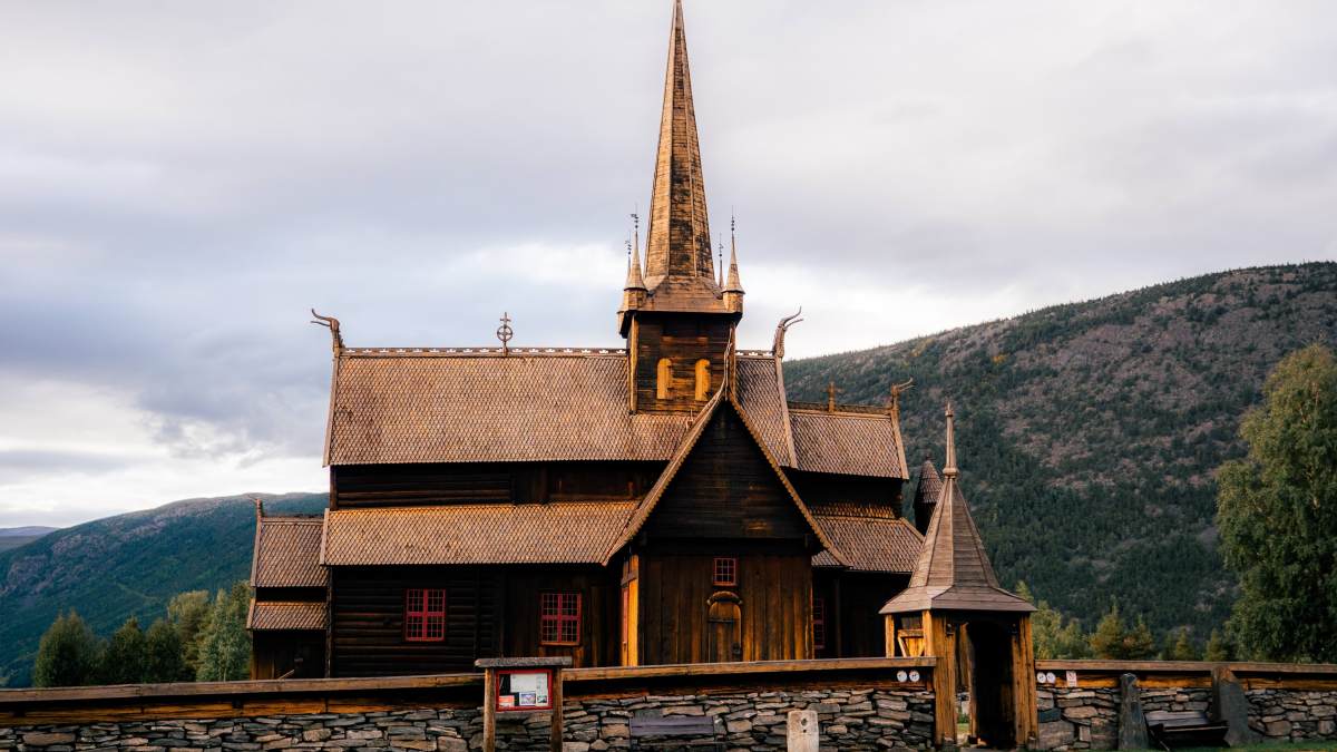 Stavkyrke-de-Lom.jpeg