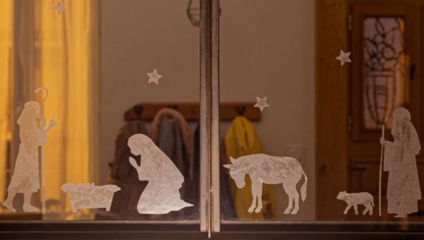 Les crèches et les couronnes de l’Avent de Fée Petit Cœur mettent le vrai sens de Noël sur nos fenêtres.