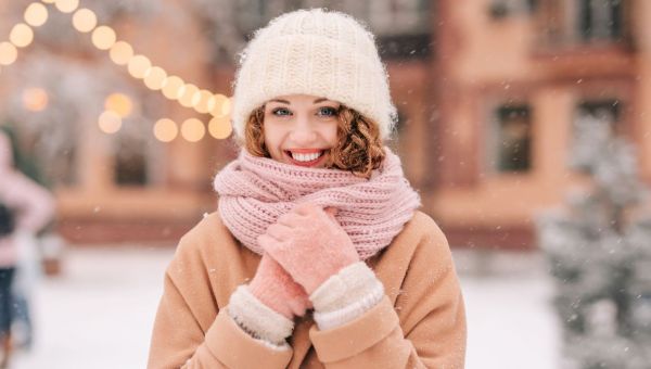 joie-noel-jeune-femme-hiver-shutterstock