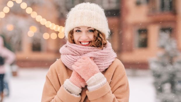 joie-noel-jeune-femme-hiver-shutterstock