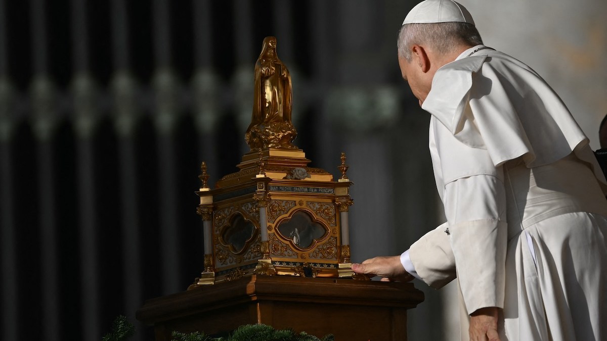leo-relics-lisieux-therese.jpg