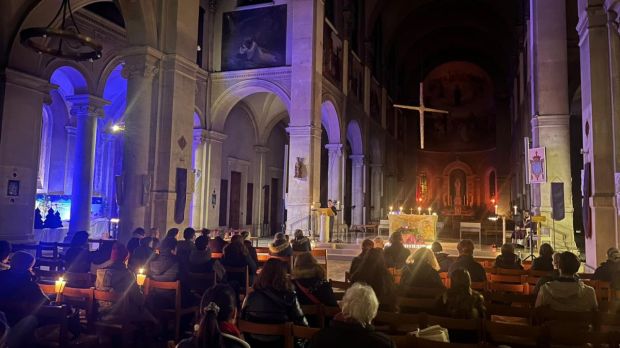 "J’ai pleuré" : pourquoi les messes de l’aurore connaissent un véritable succès