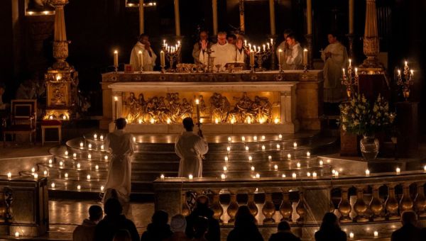 "J’ai pleuré" : pourquoi les messes de l’aurore connaissent un véritable succès