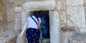 Pourquoi la porte de la basilique de la Nativité est-elle si petite ?