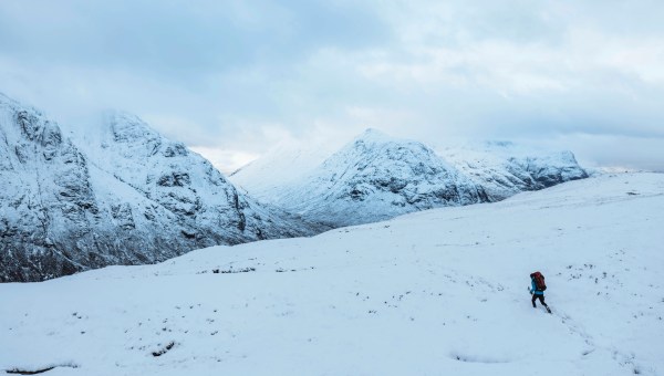 Homme marchant dans la neige.