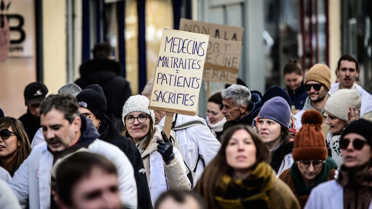 Des médecins manifestent avec des pancartes devant l'Agence régionale de santé (ARS) lors d'une marche de protestation qui a rassemblé près de 200 praticiens à Pau, en France, le 5 janvier 2026.