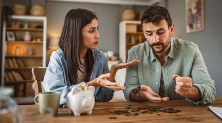 Couple : quand l’un gagne plus que l’autre, comment éviter les tensions ?