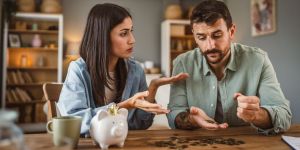 Couple : quand l’un gagne plus que l’autre, comment éviter les tensions ?