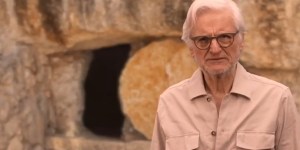 Face au Linceul de Turin, ce réalisateur britannique est passé du scepticisme à la foi