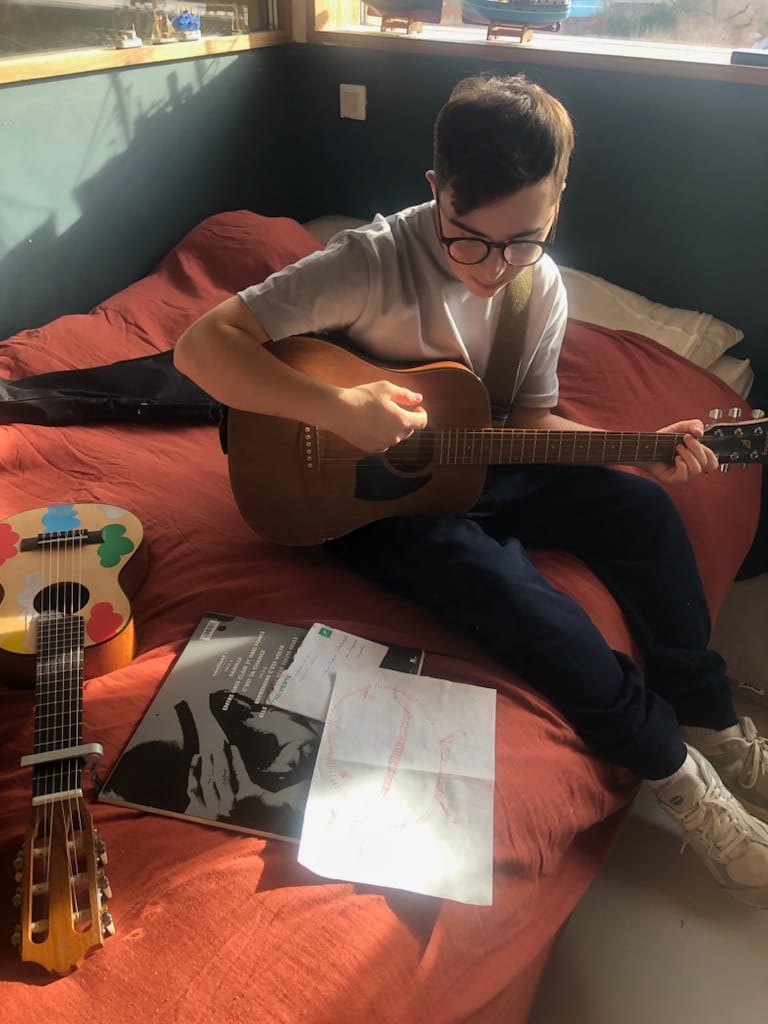 Jacques jouant de la guitare