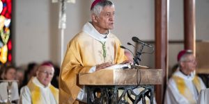 Messe pour les victimes de Crans-Montana : “Dieu n’est pas ailleurs que là où un enfant de cette terre souffre”