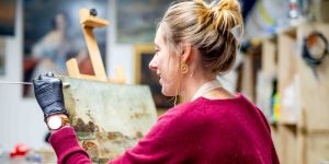 Osanne, restauratrice de tableaux : restaurer le visible pour mieux servir l’Invisible