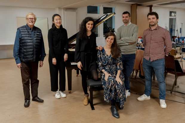 Une partie de l’équipe artistique : Philippe Malidin (ingénieur du son), Xiaomo Zhang (pianiste), Mathilde Kohn (chef de chœur et soliste), Anne-Sophie Rahm, Arnaud Bahuaud (pianiste) et Gaël Lefèvre (soliste)