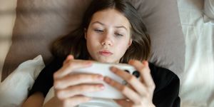 Les effets délétères des réseaux sur les ados pointés par l’Anses