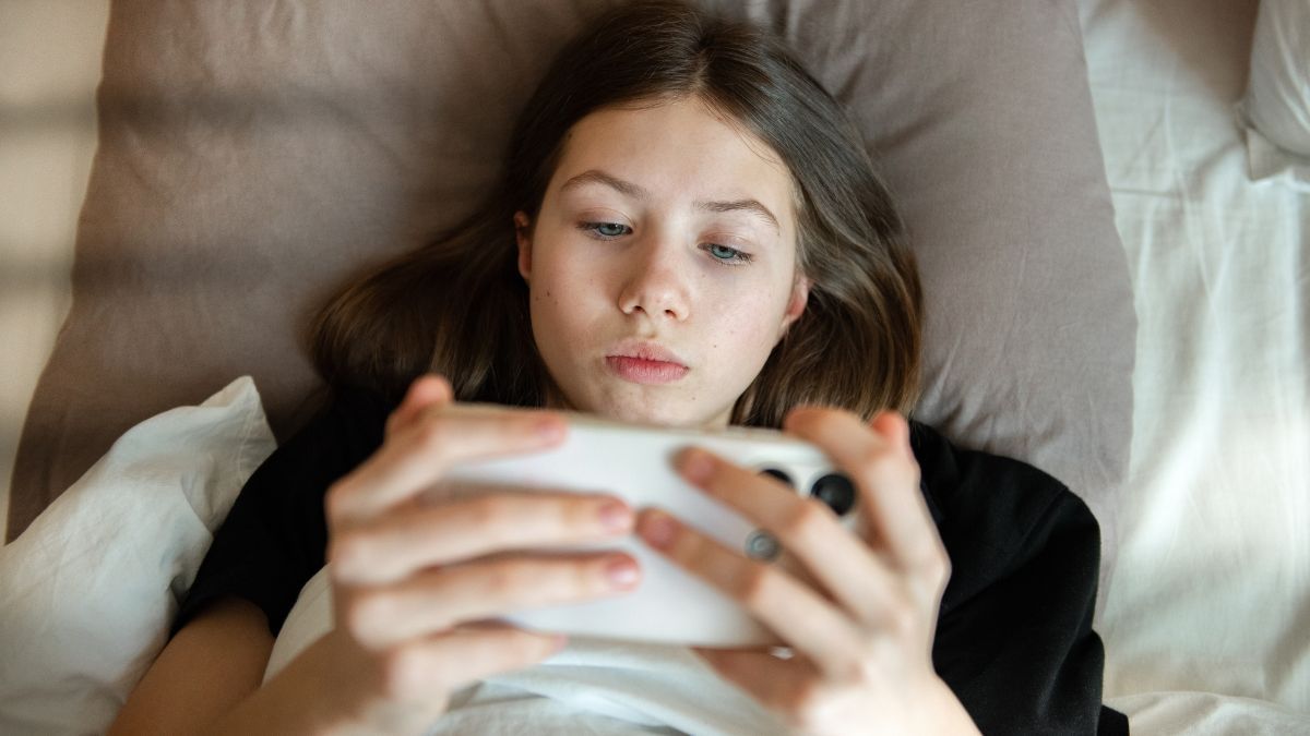 TEENAGE-SMARTPHONE.jpg