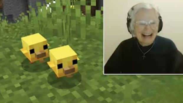Sue Jacquot, 81 ans, jouant à Minecraft
