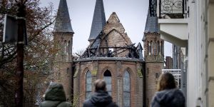 Une église du XIXème siècle ravagée par un incendie à Amsterdam