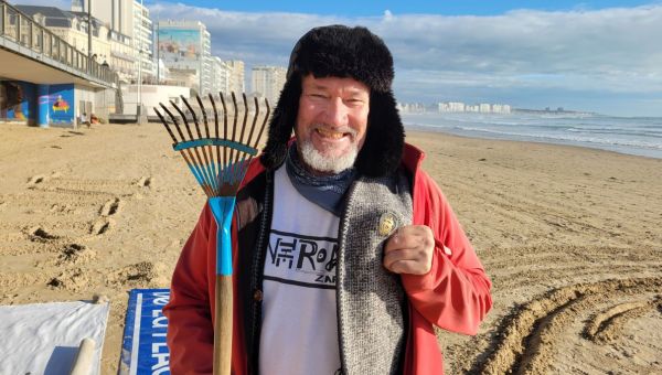 Sur la plage, Zarpo révèle le beau et le sacré dans le sable