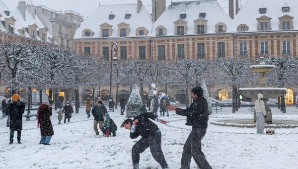 Corner Item Image - Sous la neige, la France retrouve son âme d’enfant