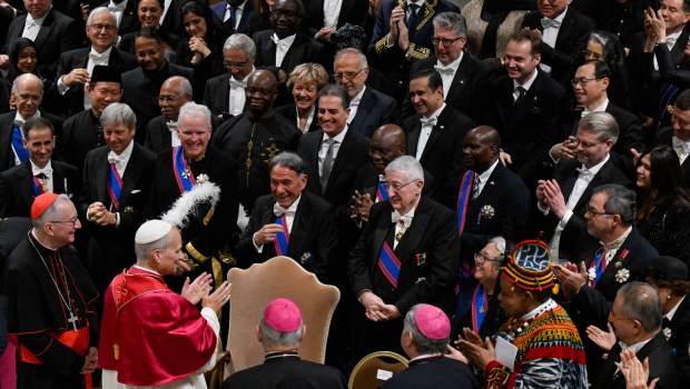 "Un langage à la saveur orwellienne" : la mise en garde de Léon XIV devant les diplomates