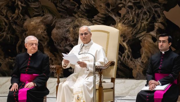 Léon XIV prêche depuis la salle Paul VI