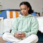 Le Parlement interdit les réseaux sociaux aux moins de 15 ans, une première en Europe