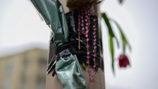 Un bouquet de fleurs et un chapelet sont déposés sur le lieu présumé de la mort de Quentin Deranque, étudiant de 23 ans, à Lyon, le 16 février 2026.