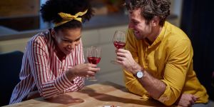 Couple : voilà par quoi remplacer votre soirée Netflix ce soir !