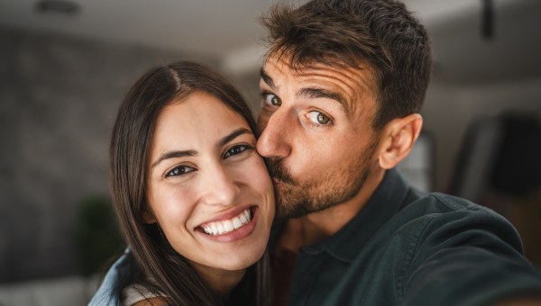 COUPLE-JOIE-SOUVENIR-SAINT-VALENTIN-SHUTTERSTOCK