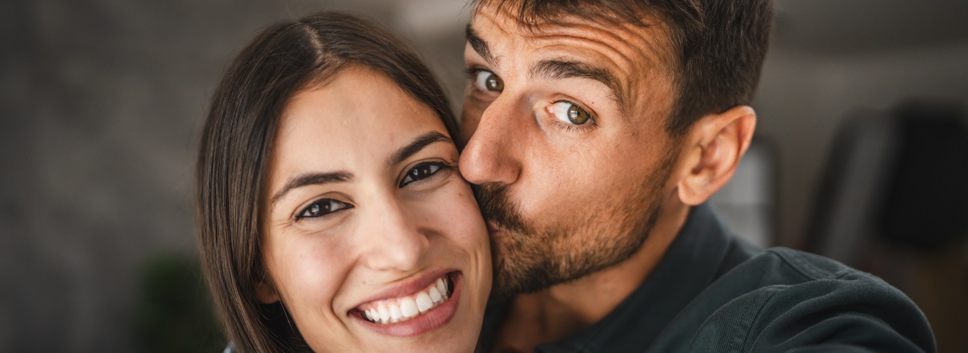 COUPLE-JOIE-SOUVENIR-SAINT-VALENTIN-SHUTTERSTOCK