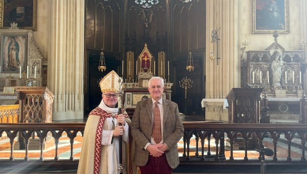 Robin Ward aux côtés de l'abbé Abbot Cuthbert Brogan, qui l'a reçu dans l'Eglise catholique