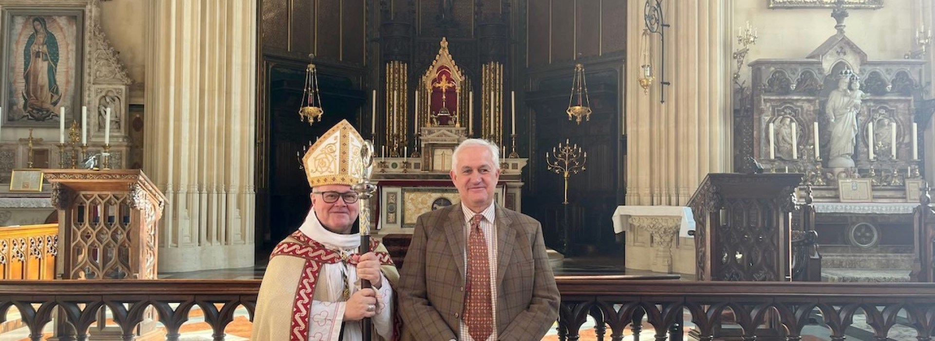 Robin Ward aux côtés de l'abbé Abbot Cuthbert Brogan, qui l'a reçu dans l'Eglise catholique