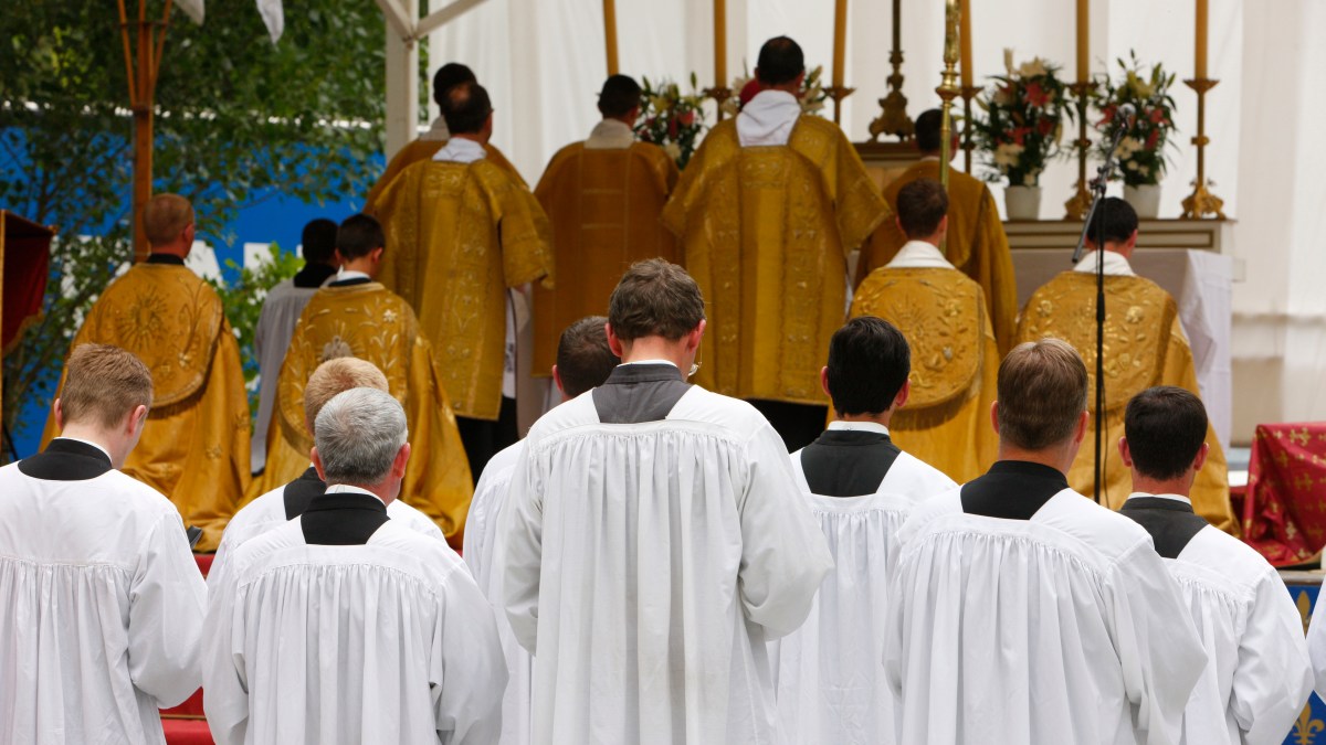 À la veille des quatre consécrations épiscopales sans mandat pontifical que s’apprête à célébrer la Fraternité sacerdotale Saint-Pie-X (FSSPX) à Écône (Suisse), le pontife les exhorte dans une lettre à ne pas accomplir cet "acte schismatique".