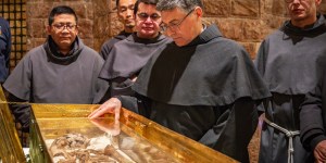 [VIDÉO] Des milliers de pèlerins se pressent pour voir les reliques de saint François d’Assise