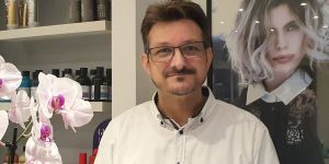 José, coiffeur au grand cœur, redonne sourire et dignité aux personnes en fin de vie