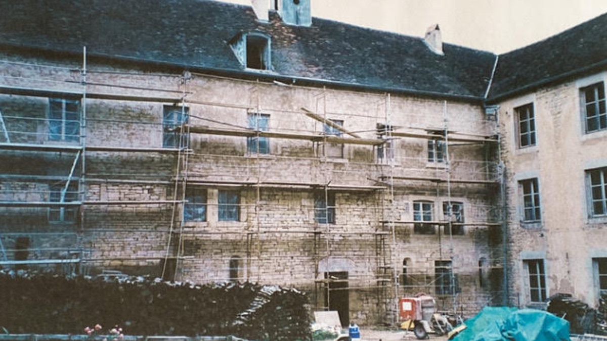 {"rendered":"Courchefontaine, le prieur\u00e9 qui revit gr\u00e2ce \u00e0 la passion d\u2019une famille"}