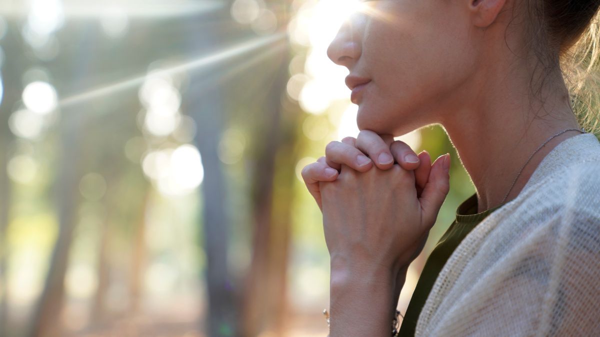 WOMAN-PRAYING.jpg