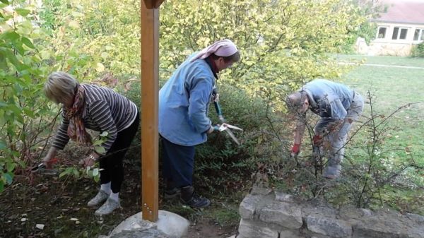 Clarisse et amies de la communauté s'occupant du jardin des soeurs