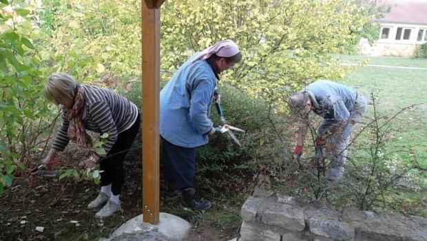 Clarisse et amies de la communauté s'occupant du jardin des soeurs