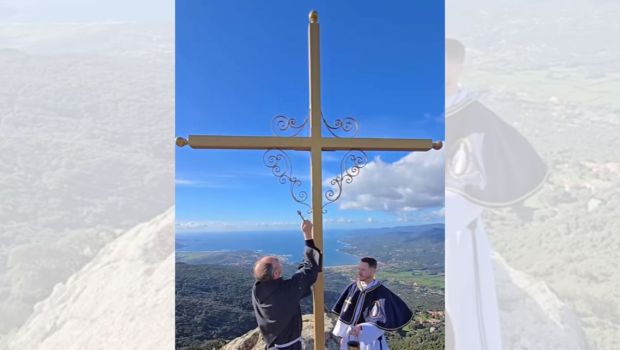 Le cardinal Bustillo bénissant la croix à Viggianello le 1er février 2026