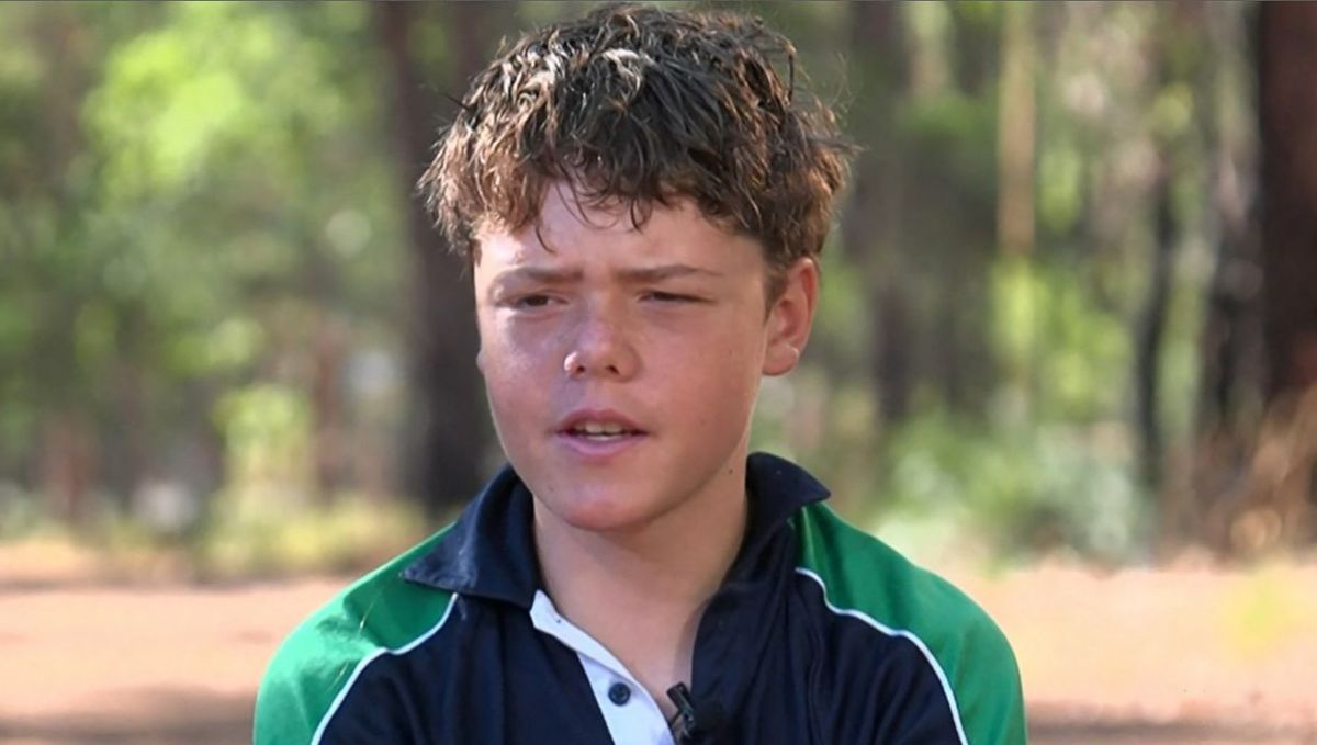 Austin Appelbee, jeune australien de 13 ans, a sauvé sa famille bloquée en mer en nageant pendant quatre heures dans les vagues.