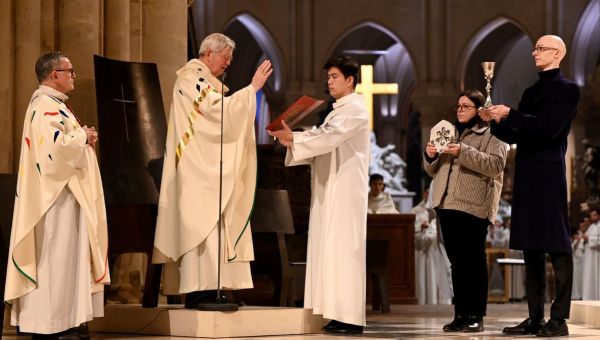 Messe de bénédiction du calice et de la patène du Chapitre de Notre-Dame de Paris, le 8 décembre 2025. A droite de la photo, Julien Roos présentant le calice.