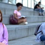 Comment aider son enfant à résister à la pression sociale ?