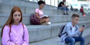 Comment aider son enfant à résister à la pression sociale ?