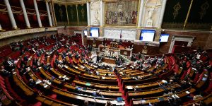 Coup de théâtre à l’Assemblée : les médecins écartés du processus d’euthanasie