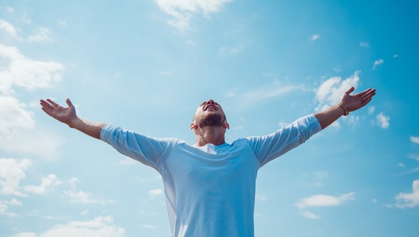 bras-ouverts-ciel-homme-shutterstock